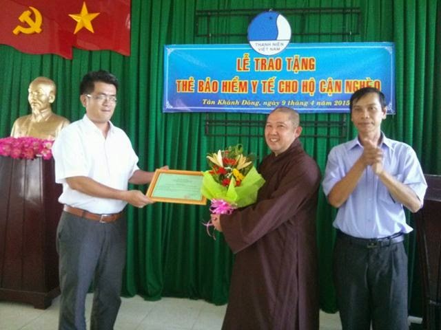Dong Thap province: Sa Dec district VBS presents 300 health insurance cards to the poor